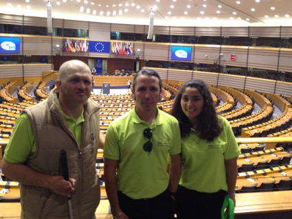 Foto onde encontramos da direita para a esquerda, Cátia Correia, representando a Voa e jovens bolseiros; Rui Teixeira, presidente da Voa; e Pedro Nogueira, representante do Agrupamento de escuteiros do CNE 272, da Voa e da Associação Cabra Cega no hemiciclo do Parlamento.
